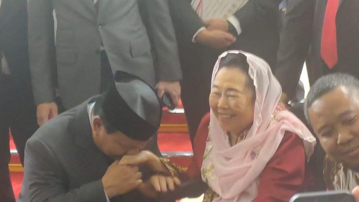 Menteri Pertahanan sekaligus bacapres Prabowo Subianto sungkem ke istri almarhum Presiden ke-4 RI, Abdurrahman Wahid atau Gus Dur, Sinta Nuriyah usai menghadiri Sidang Tahunan MPR, di Gedung DPR, Senayan, Jakarta, Rabu (16/8/2023).