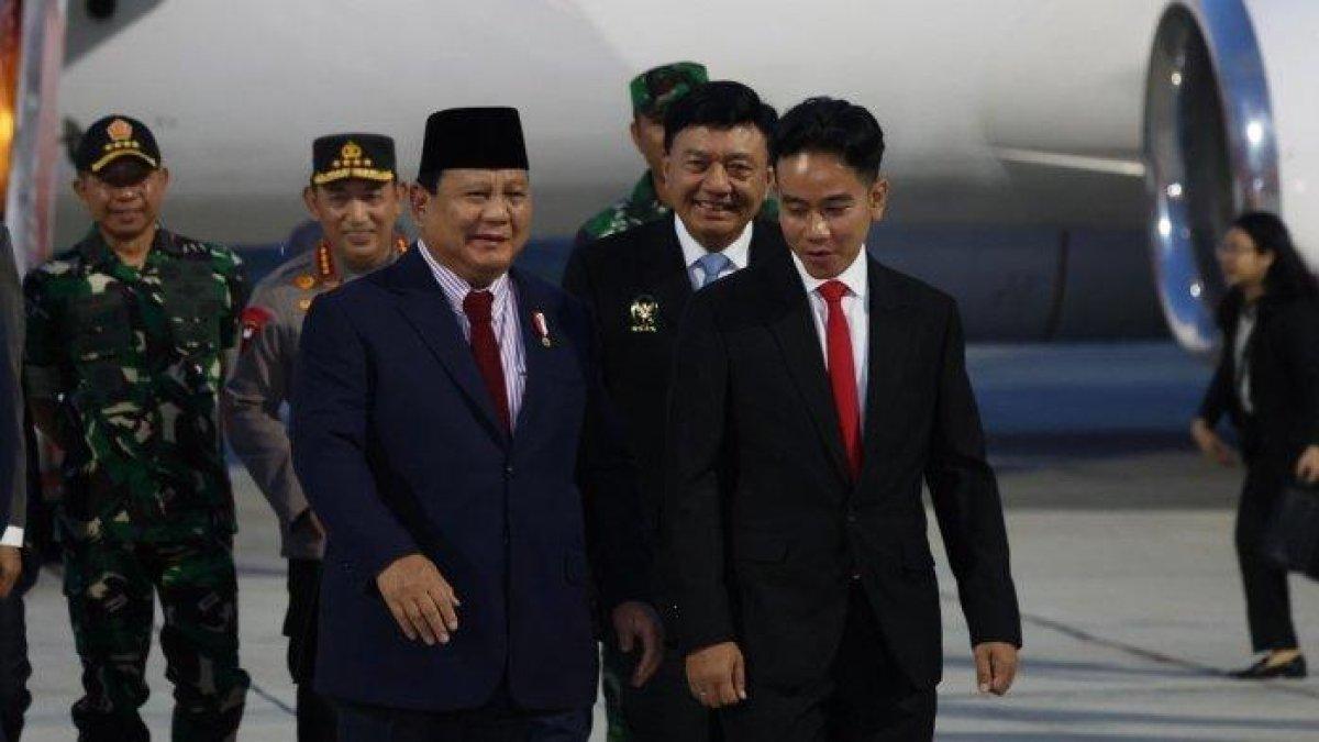 Presiden RI Prabowo Subianto tiba di Bandara Halim Perdana Kusuma Jakarta pukul 05.30 WIB, Minggu (24/11/2024). Dia disambut Wapres Gibran Rakabuming Raka dan pejabat teras lainnya.