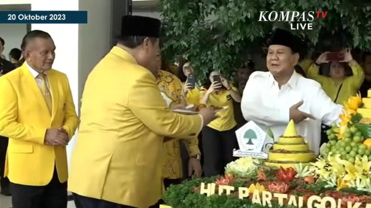 Prabowo tolak Airlangga Hartato dalam pemberian tumpeng.