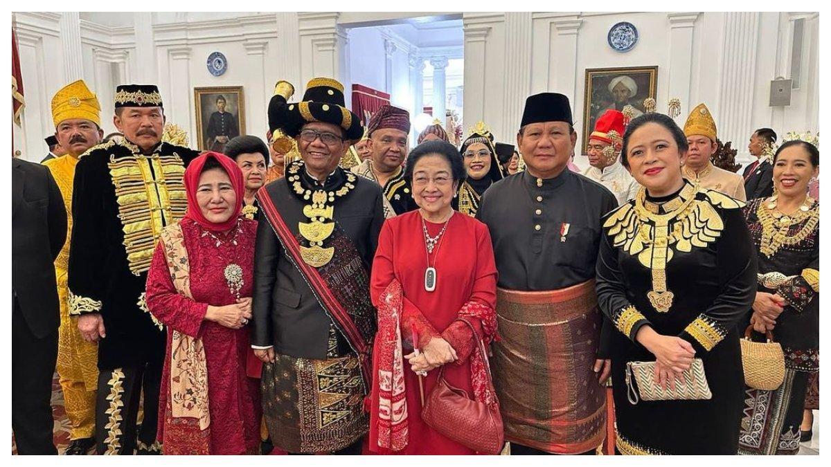 Prabowo Subianto mengabadikan momen bersama dengan para petinggi negara seperti Megawati, Mahfud MD, dan Puan Maharani saat menghadiri upacara HUT ke-78 RI.