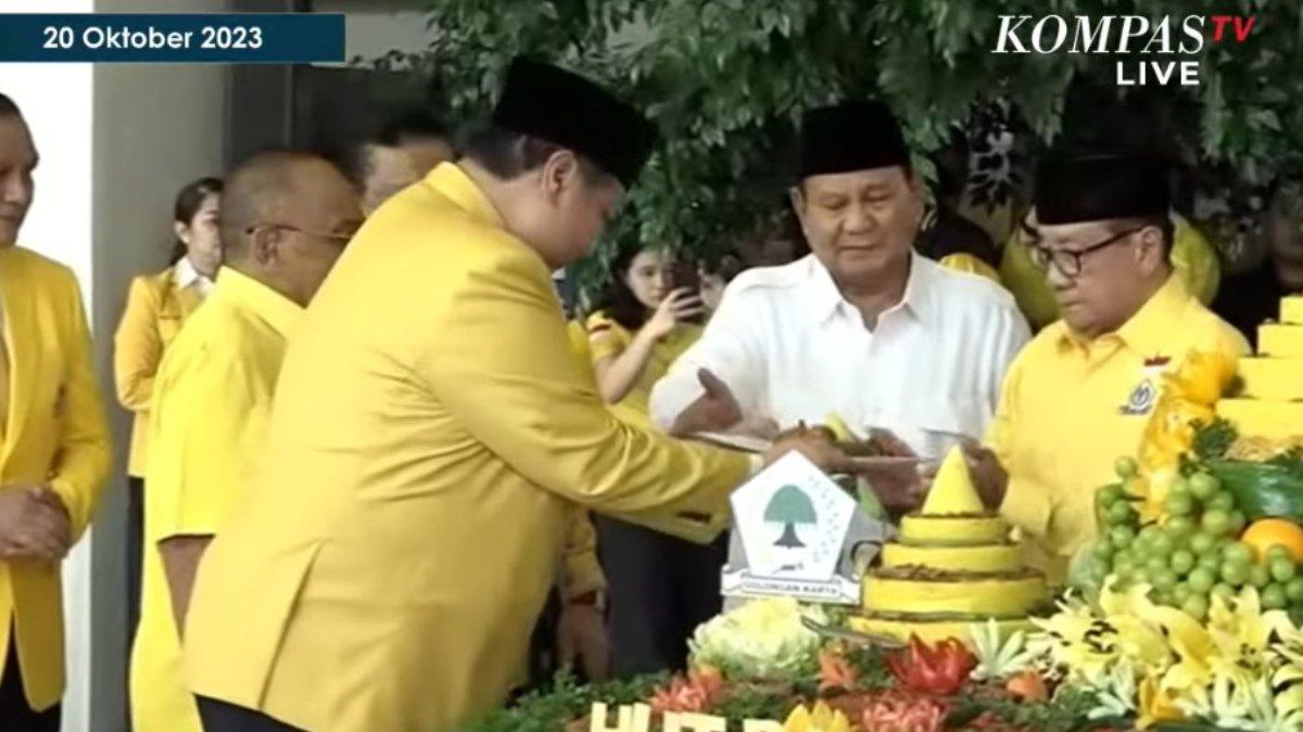 Momen Airlangga Hartato memberikan tumpeng yang ditolak oleh Prabowo Subianto pada HUT Golkar ke-58, Jumat (20/10/2023).
