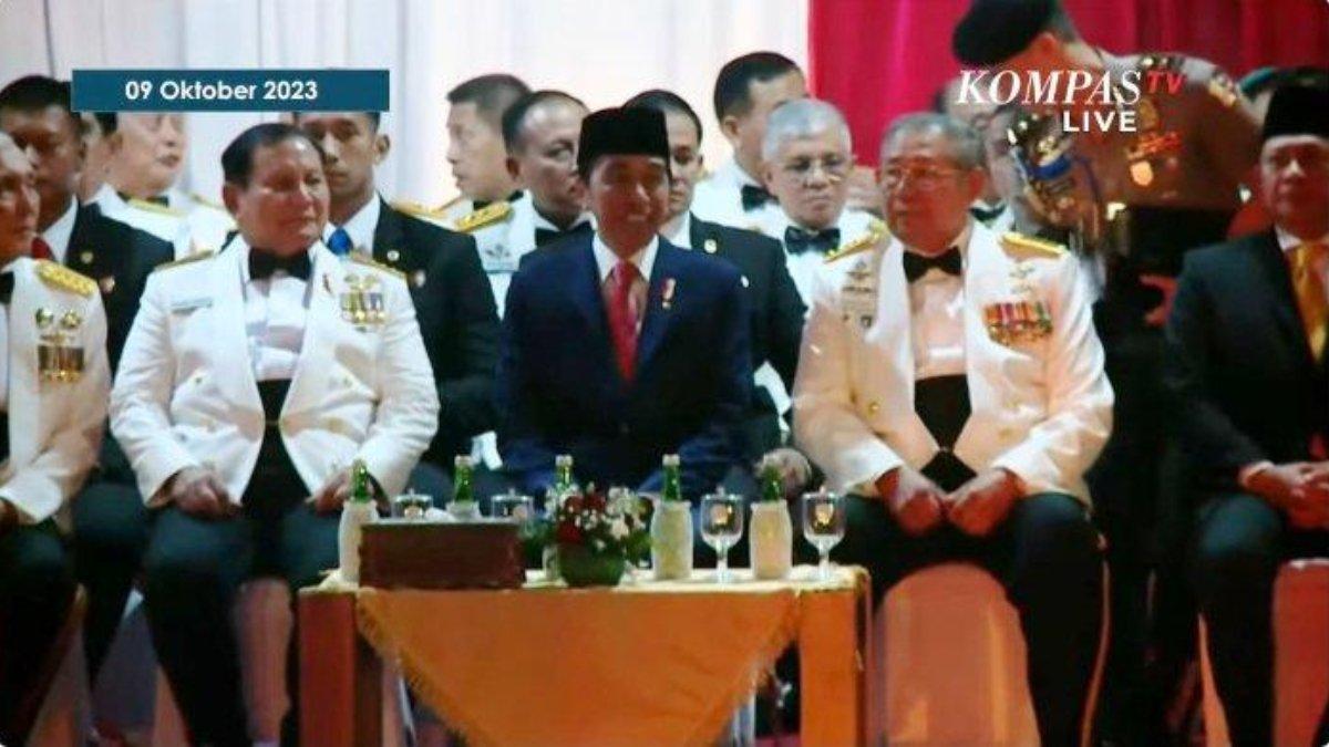 Momen Prabowo duduk bersampingan dengan Presiden Jokowi, mantan Presiden Susilo Bambang Yudhoyono dan Purnawirawan Jenderal dalam acara Gala Dinner HUT TNI ke-78, Senin (9/10/2023).
