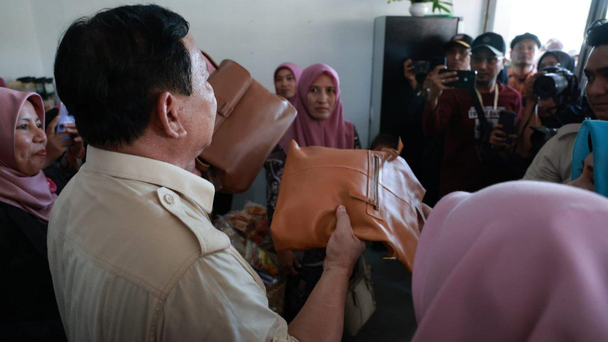 Prabowo melihat tas buatan emak-emak PKK Desa Prima