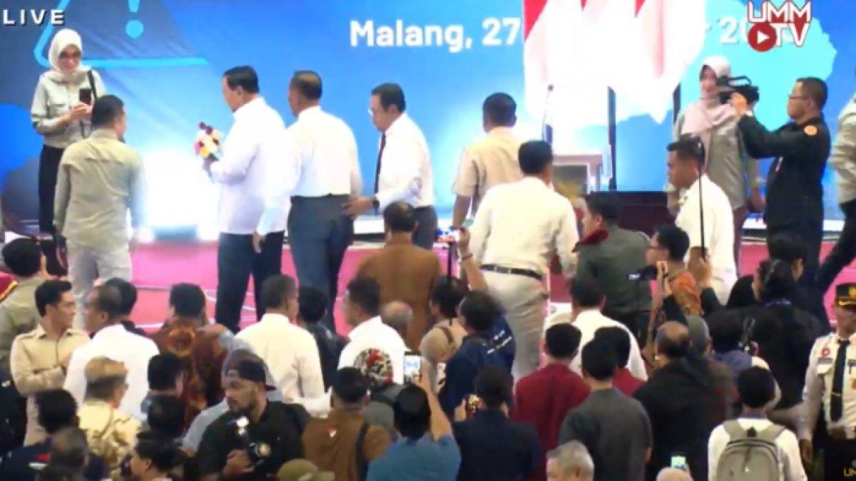 Prabowo membawa bunga pemberian dari mahasiswi UMM