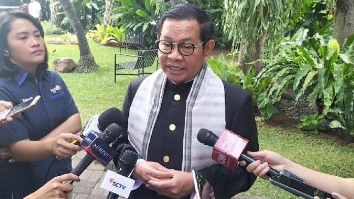 Sekretaris Kabinet Pramono Anung akan mendaftar sebagai bakal calon gubernur (cagub) Jakarta, Rabu (28/8/2024). 
Pramono mengenakan pakaian adat Demang berwarna hitam khas Betawi, Jakarta.
