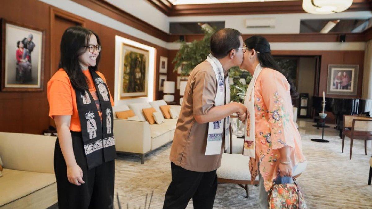 Momen kehangatan Pramono Anung dan keluarga tak lama setelah selesai mencoblos untuk Pilkada 2024, Rabu (27/11).