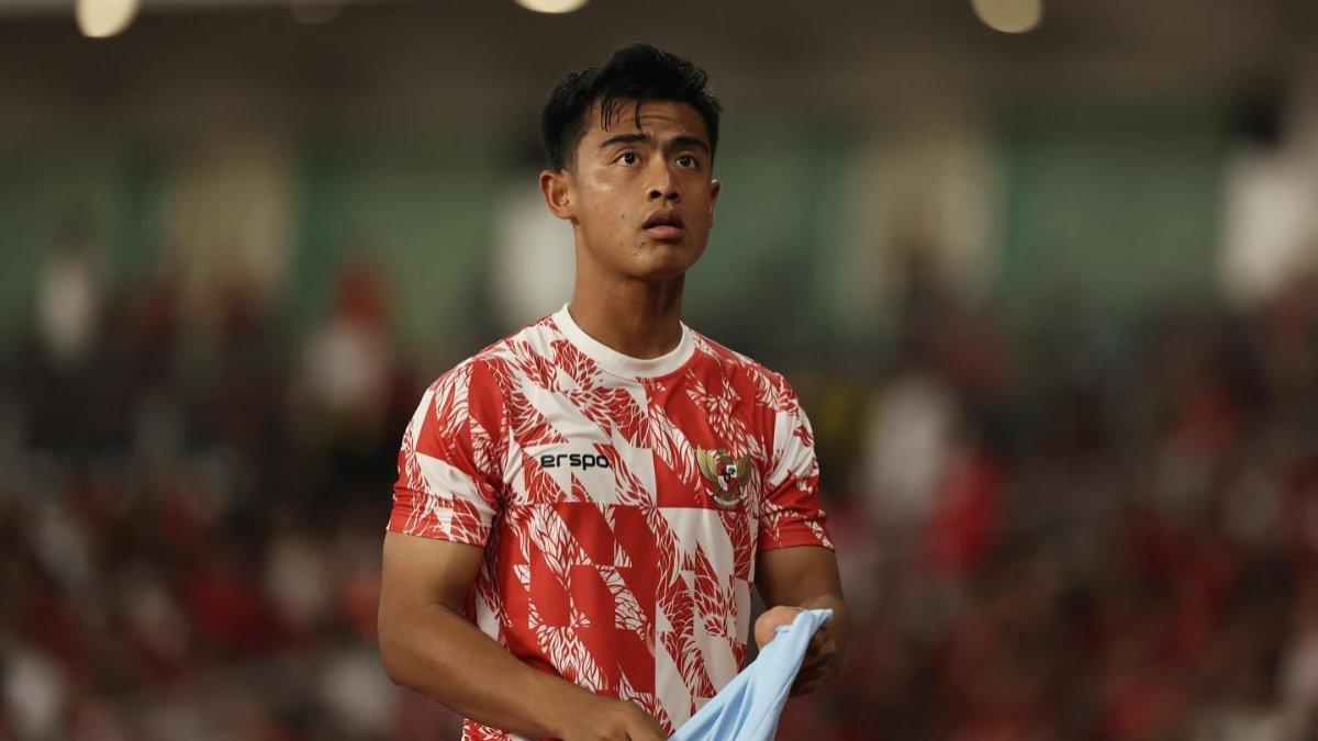 Potret Pratama Arhan saat mengenakan jersey training Timnas Indonesia sebelum memasukki lapangan pertandingan.