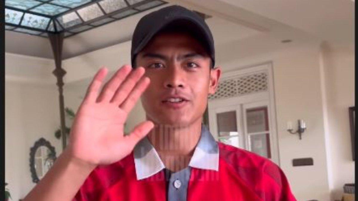 Potret kedatangan bek kiri Timnas Indonesia, Pratama Arhan untuk persiapan Piala AFF 2024 di Bali, Minggu (1/12).