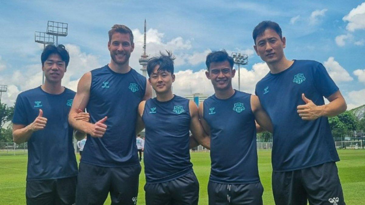 Pratama Arhan dan para pemain Suwon FC saat menggelar pemusatan latihan di Indonesia