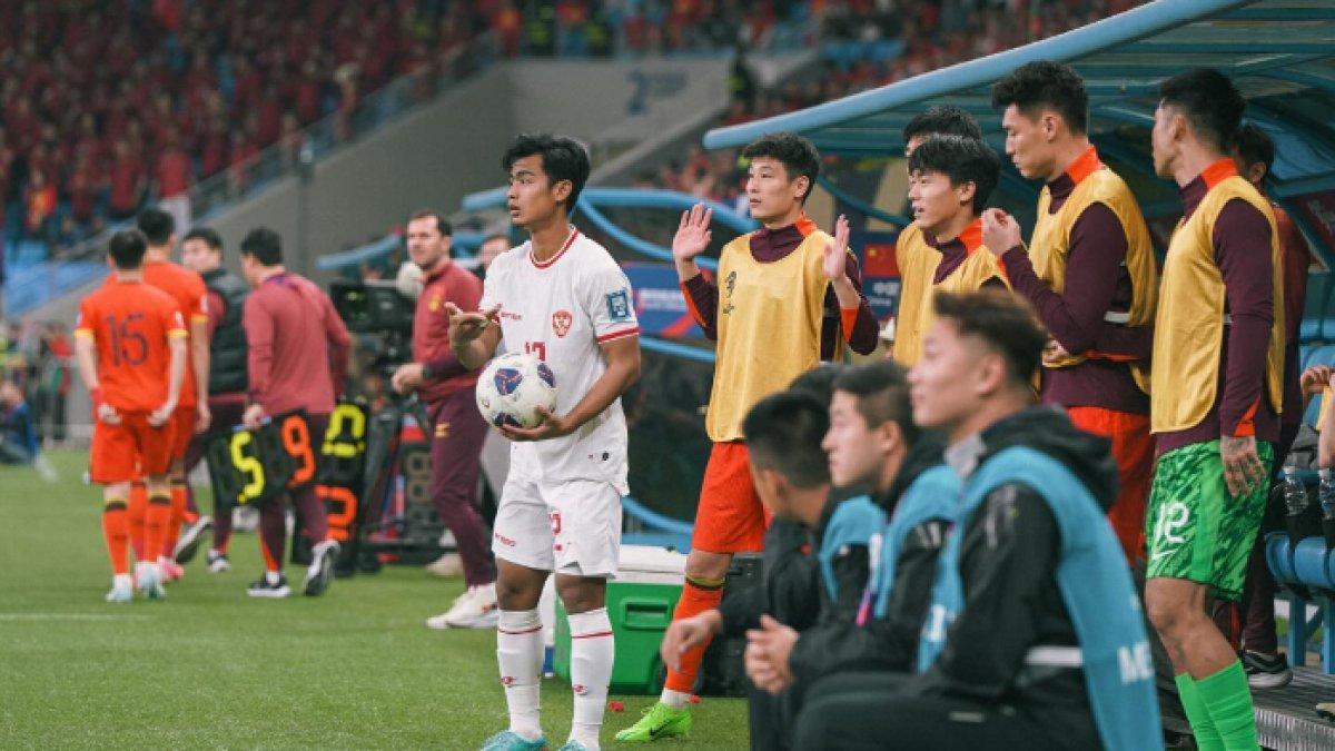 Aksi Pratama Arhan saat laga Timnas Indonesia melawan China, Selasa (15/10).
