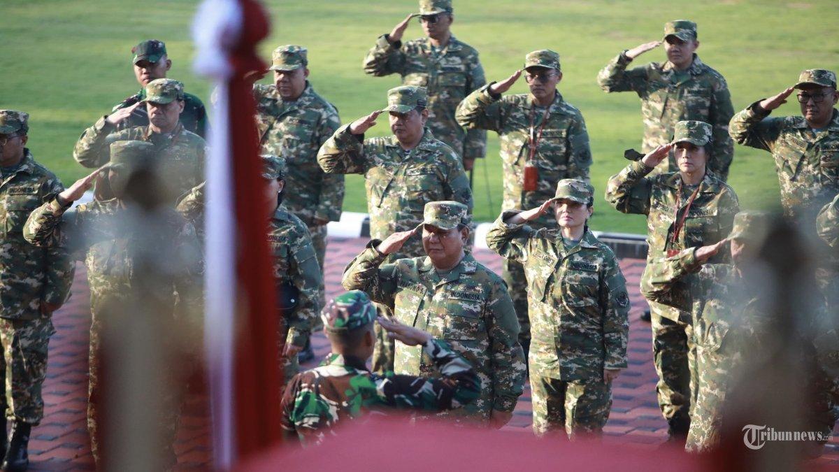 Presiden Indonesia Prabowo Subianto memimpin retreat Kabinet Merah Putih di akademi militer di Magelang, Jawa Tengah.