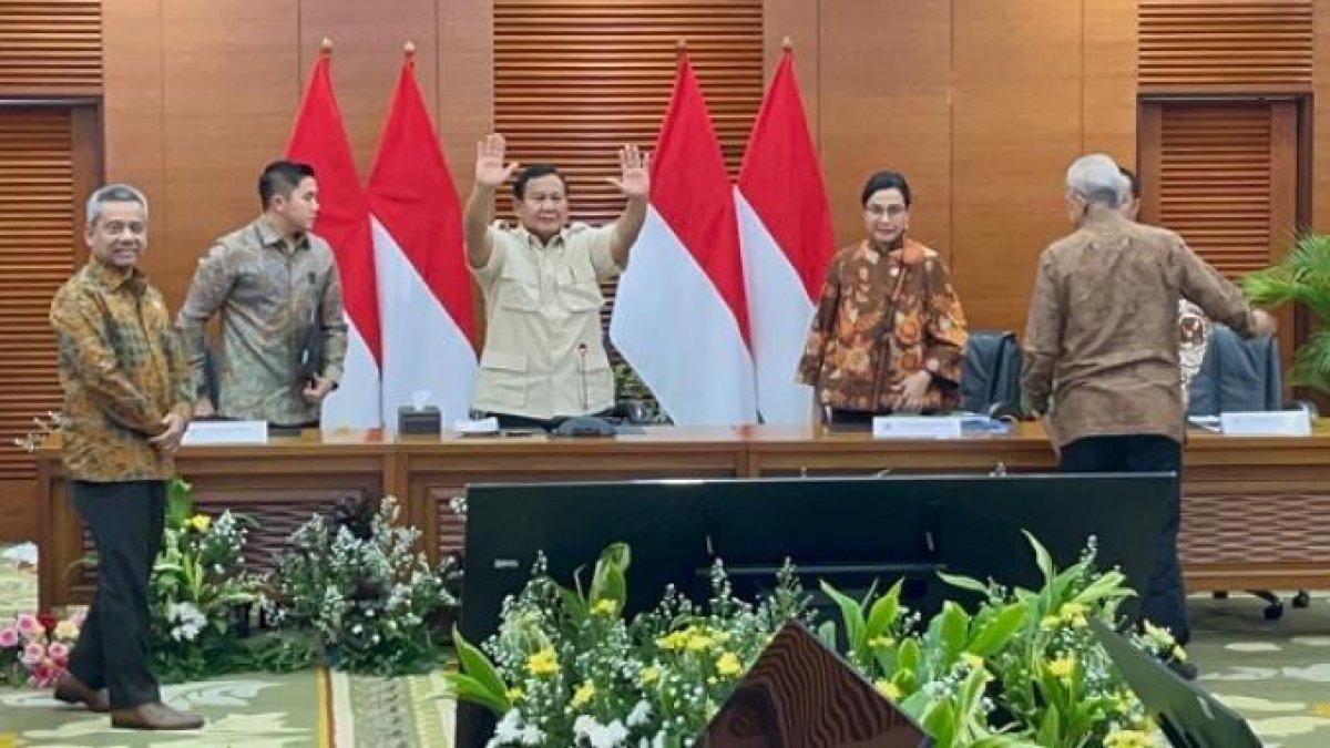 Presiden RI Prabowo Subianto seusai menghadiri rapat pimpinan, akhir tutup tahun kas negara di kantor Kementerian Keuangan di Kawasan Lapangan Banteng, Jakarta Pusat, Selasa (31/12/2024).