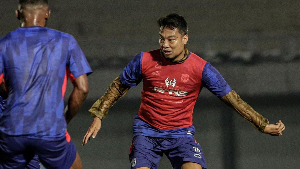 Aksi Hamka Hamzah ketika berlatih bersama RANS Nusantara FC pada Rabu 22 November 2023.