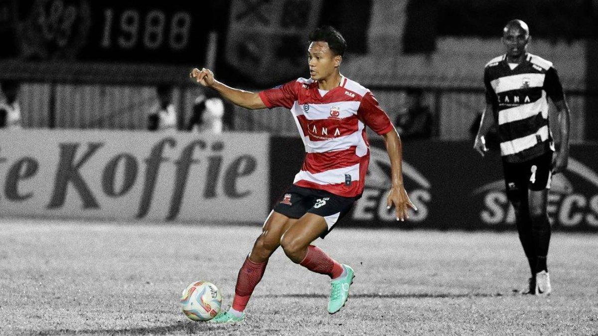 Aksi Koko Ari saat membela Madura United pada 6 Agustus 2023.
