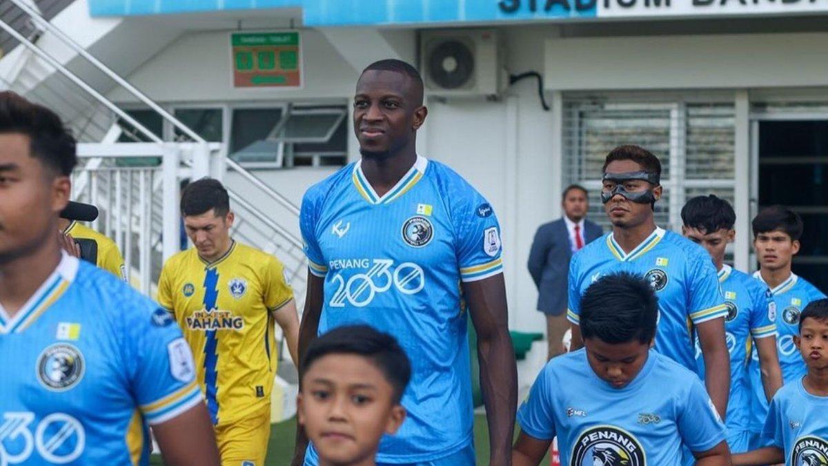 Ousmane Fane ketika memasuki lapangan pertandinga bersama Penang FC pada 27 November 2023.