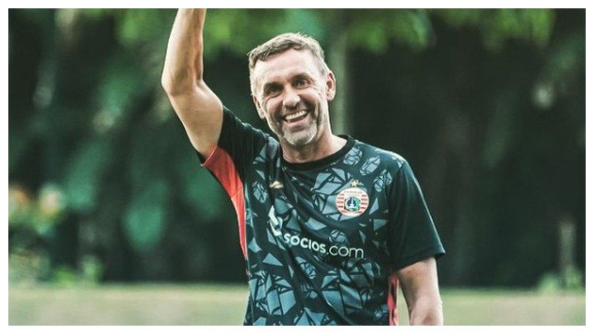 Potrer Thomas Doll berseragam jersey Macan Kemayoran, mantan pelatih Persija Jakarta yang membuat pusing Persija Jakarta karena sering mengambil pemain dengan harga pasar yang tinggi