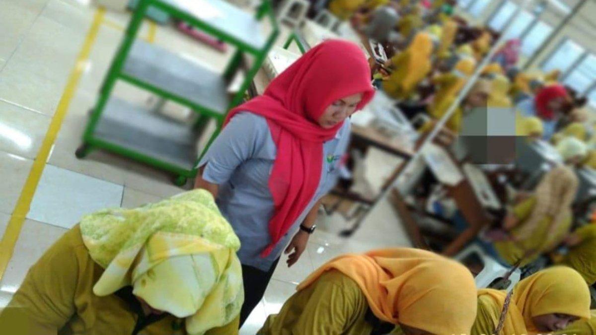 Proses Linting Rokok Sigaret Kretek Tangan