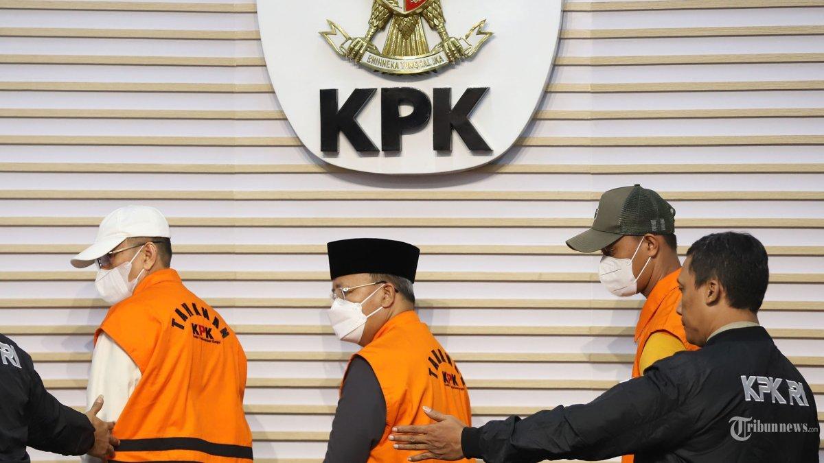 Tersangka kasus dugaan tindak pidana korupsi (TPK) pemerasan dan gratifikasi di lingkungan pemerintah provinsi Bengkulu RM (Rohidin Mersyah) selaku Gubernur Bengkulu