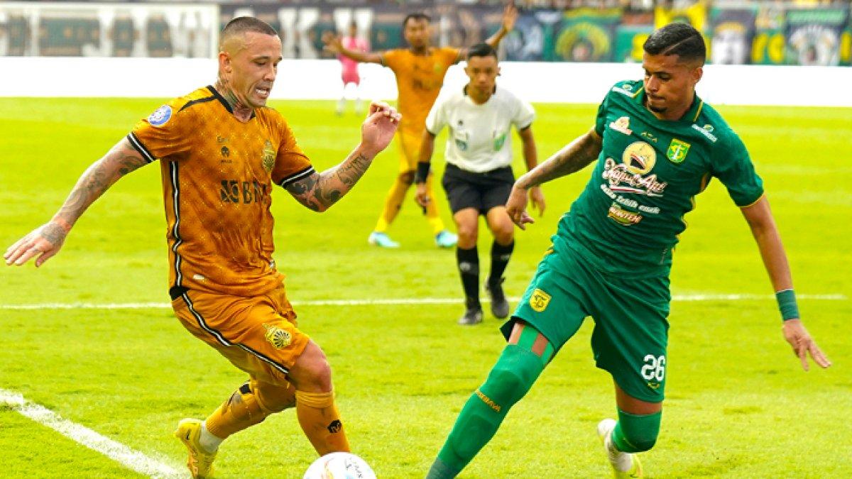 Pemain bintang Bhayangkara FC, Radja Nainggolan berduel dengan pemain Persebaya Surabaya, Yan Victor dalam lanjutan Liga 1 2023 pekan ke-24 di Stadion Gelora Bung Tomo (GBT), Minggu (4/2/2024).