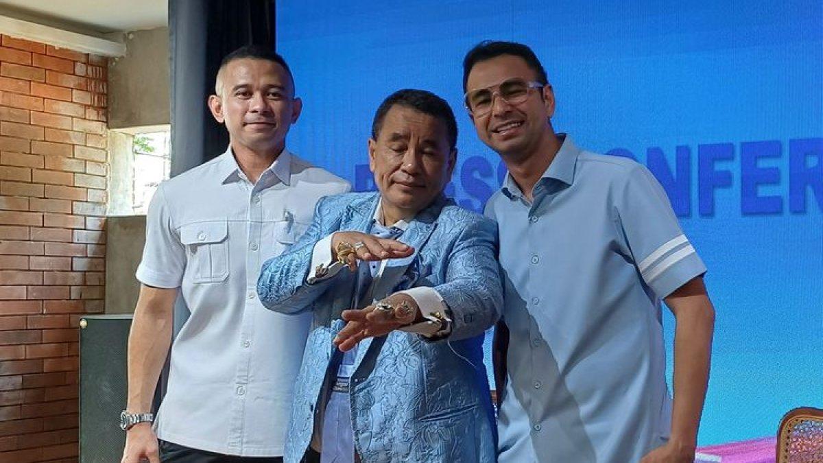 Presenter Raffi Ahmad (kanan) bersama pengacara Hotman Paris (tengah) dan Roofi Ardian dalam konferensi pers klarifikasi tudingan kasus pencucian uang di daerah Mampang Prapatan, Jakarta Selatan, Senin (5/2/2024).