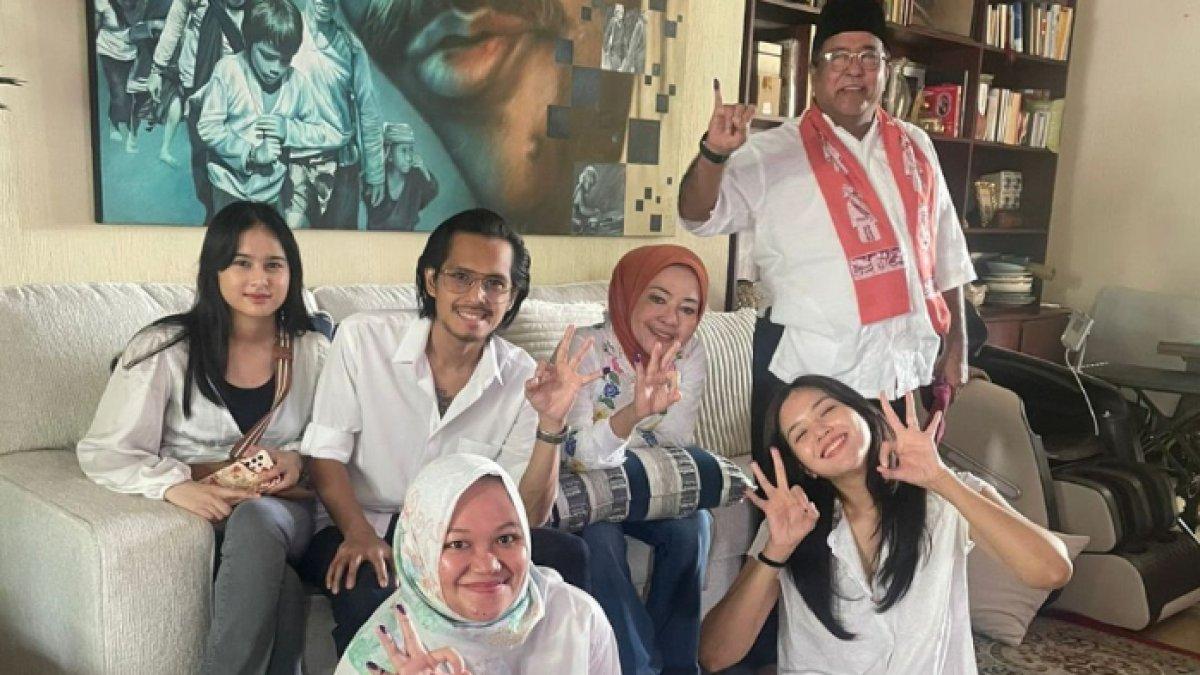 Potret Rano Karno sekeluarga setelah selesai menunaikan hak suaranya di Pilkada Jakarta 2024, Rabu (27/11).