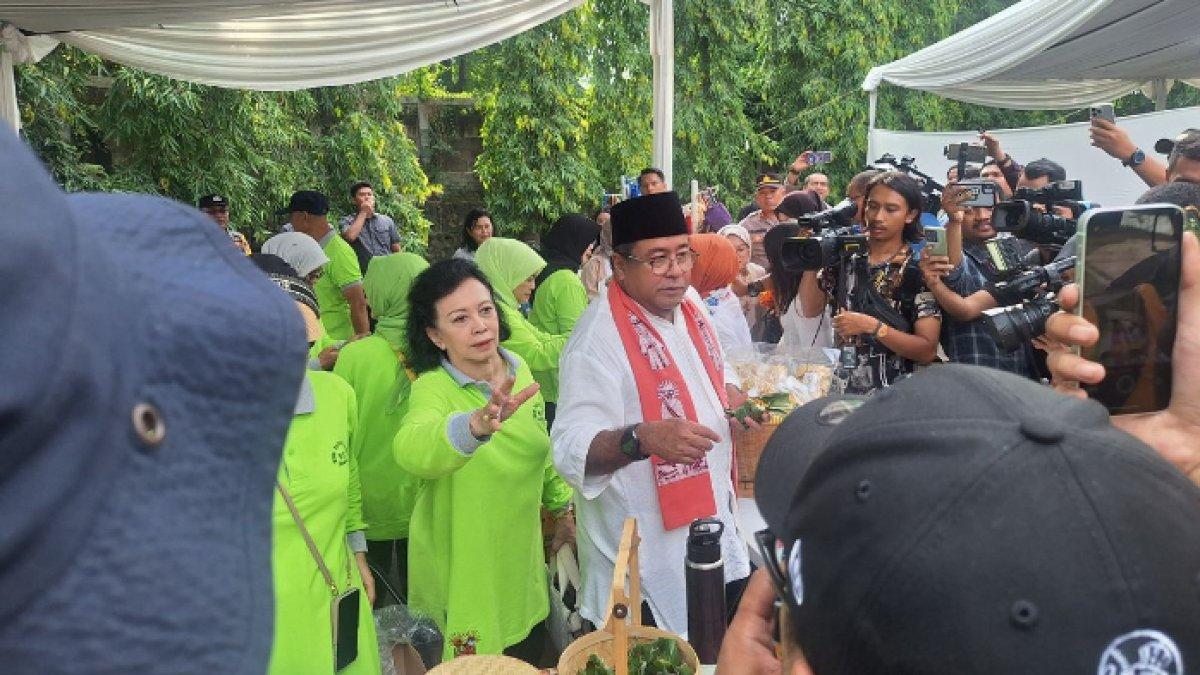 Rano Karno borong dagangan UMKM untuk para wartawan usai menyoblos.