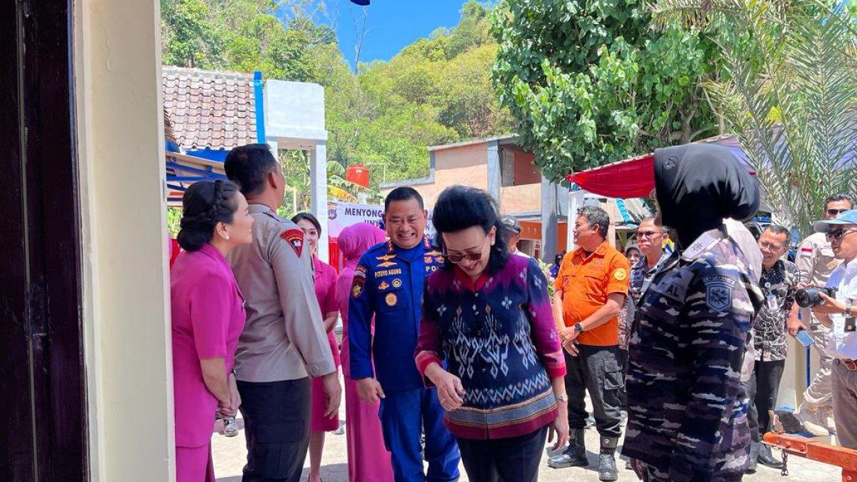 Ratu Kraton Yogyakarta, GKR Hemas saat acara peresmian Pojok Baca Pelita Bahari milik Direktorat Polairud Polda DIY di Pantai Sadeng, Gunungkidul Sabtu (9/9/2023).