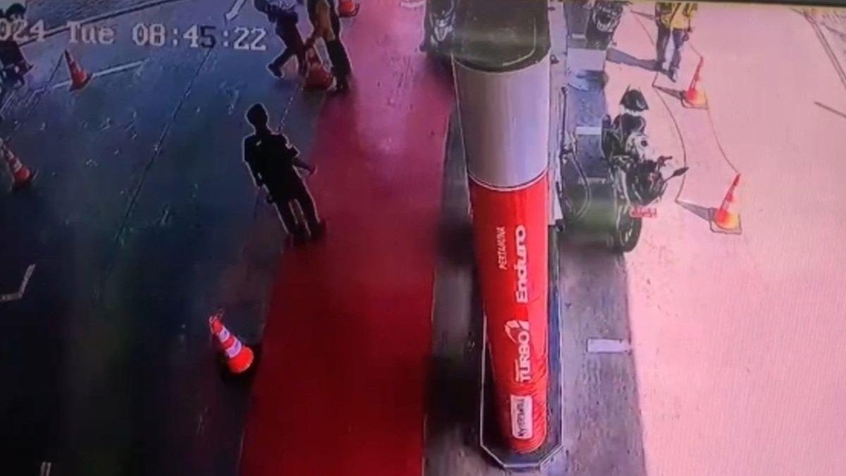 VIDEO VIRAL: Rekaman CCTV pengendara sepeda motor pelat merah tempeleng operator SPBU Jalan Sultan Agung Semarang, Jawa Tengah, Selasa (19/11/2024).