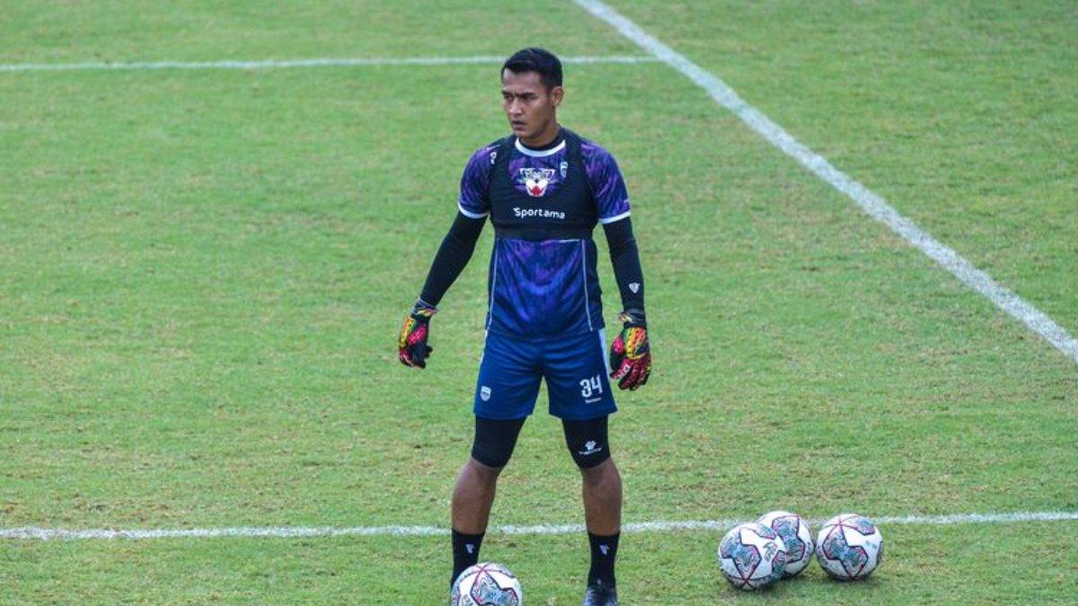 Potret Reky Rahayu, kiper Persib Bandung tengah menjalani latihan rutin mempersiapkan diri turun berlaga di pertandingan Kompetisi Liga 1 2022-2023. Terbaru, Reky Rahayu dilepas halus oleh Persib Bandung dan dikabarkan segera bergabung dengan klub Liga 2 di tanah kelahirannya, Persikota Tangerang.