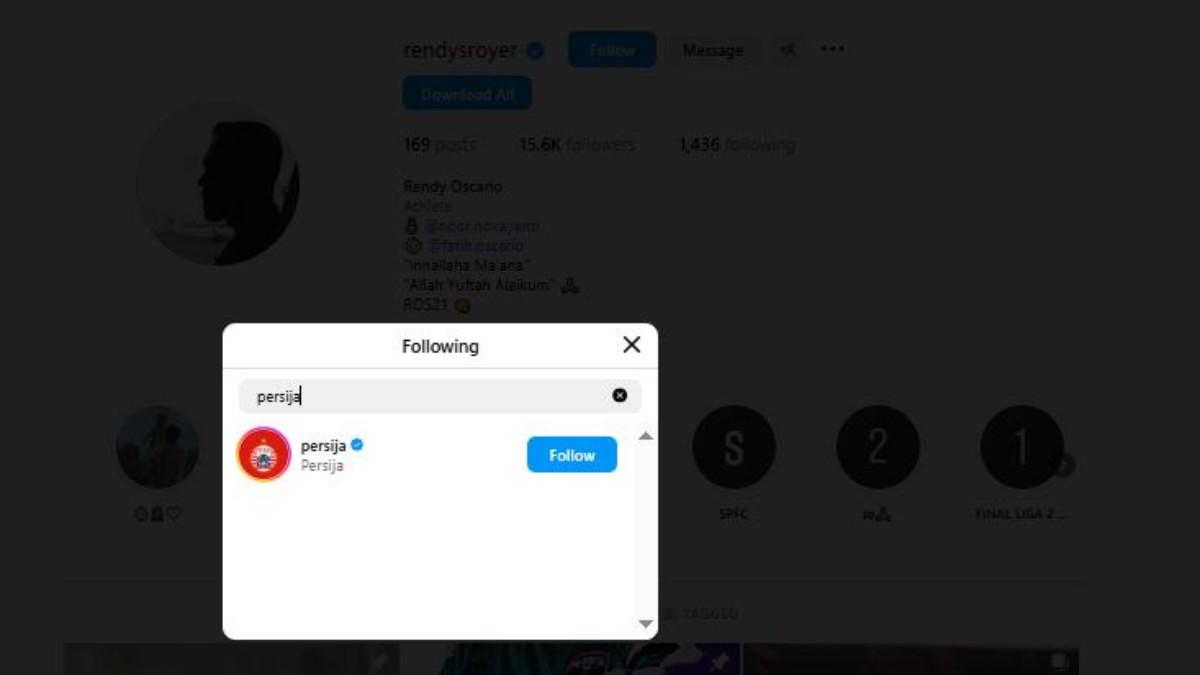 RUMOR TRANSFER PERSEBAYA SURABAYA - Kiper eks Persita Tangerang, Rendy Oscario yang kini dikaitkan dengan Persebaya Surabaya malah kepergok follow Persija Jakarta.