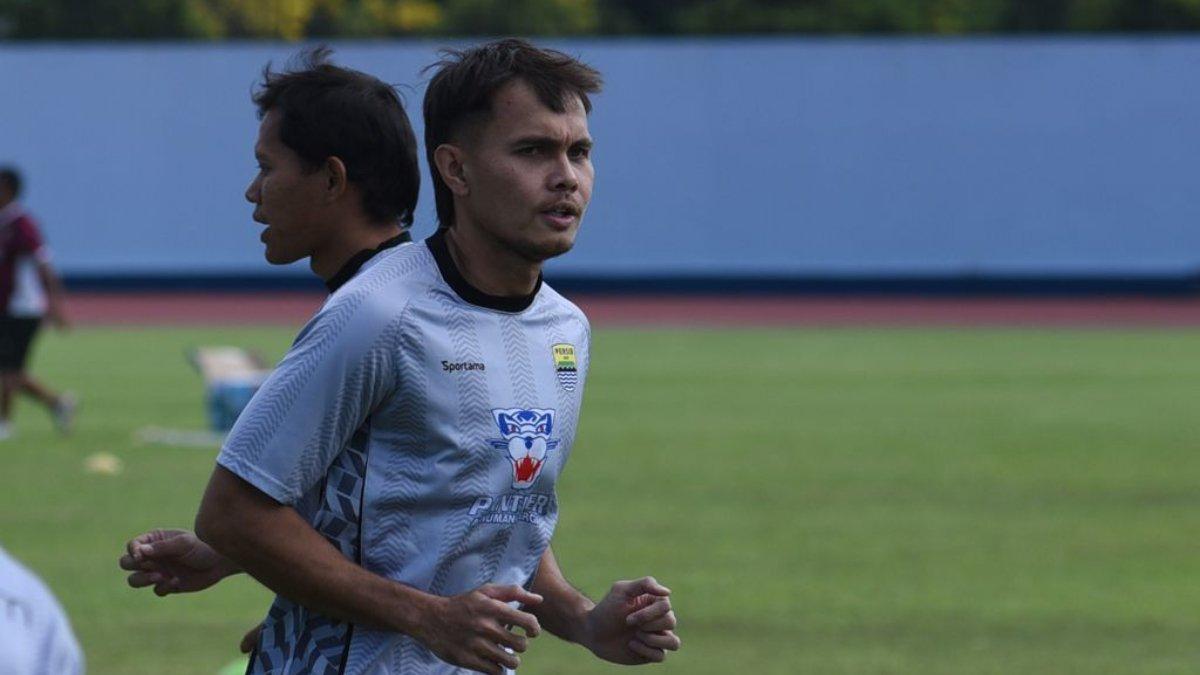 Potret bek kiri Persib Bandung, Rezaldi Hehanussa saat kembali ke sesi latihan Maung Bandung.