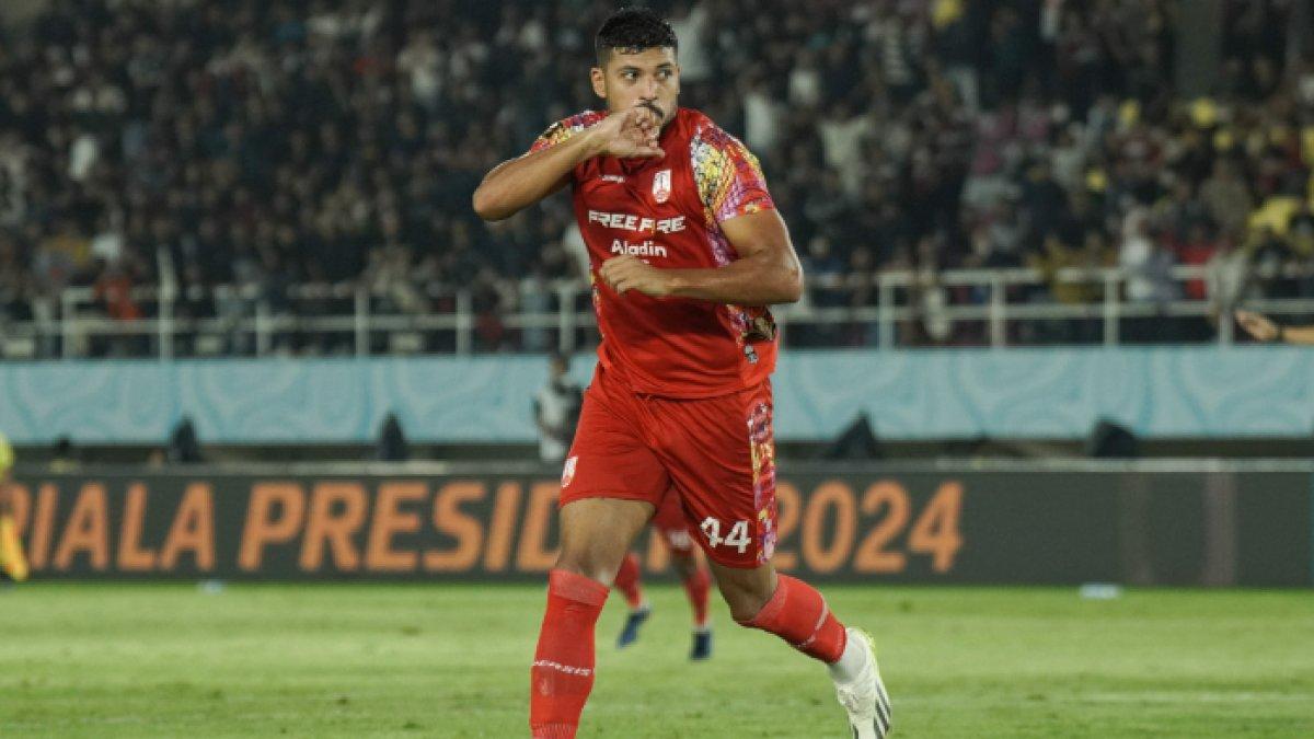 Bek Persis Solo, Ricardo Lima melakukan selebrasi setelah membobol gawang Persija Jakarta dalam perebutan juara 3 Piala Presiden 2024 di Stadion Manahan, Solo, Sabtu (3/8/2024).