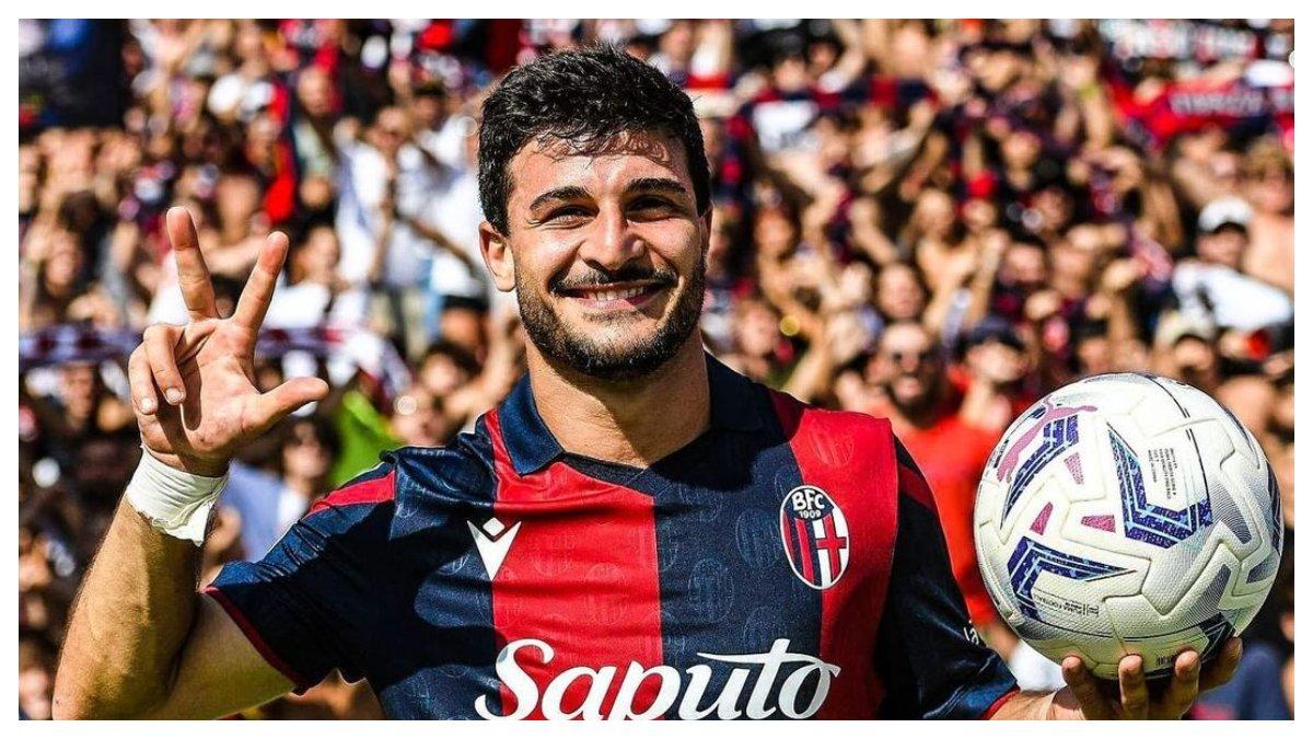 Pose foto Riccardo Orsolini setalah mendapatkan hat trick saat pertandingan Bologna melawan Empoli pada 1 September 2023.