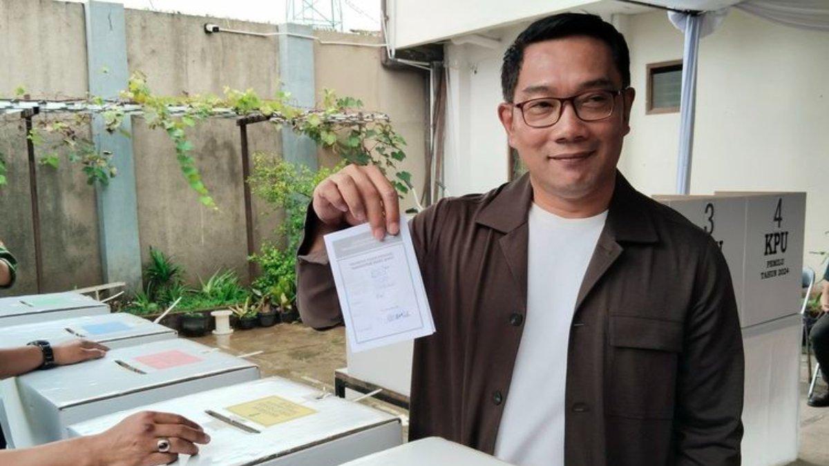 Ketua Tim Kampanye Daerah (TKD) Prabowo-Gibran Jawa Barat, Ridwan Kamil, mencoblos di TPS 45, Jalan Gunung Kencana, Ciumbuleuit, Kota Bandung, Rabu (14/2/2024).