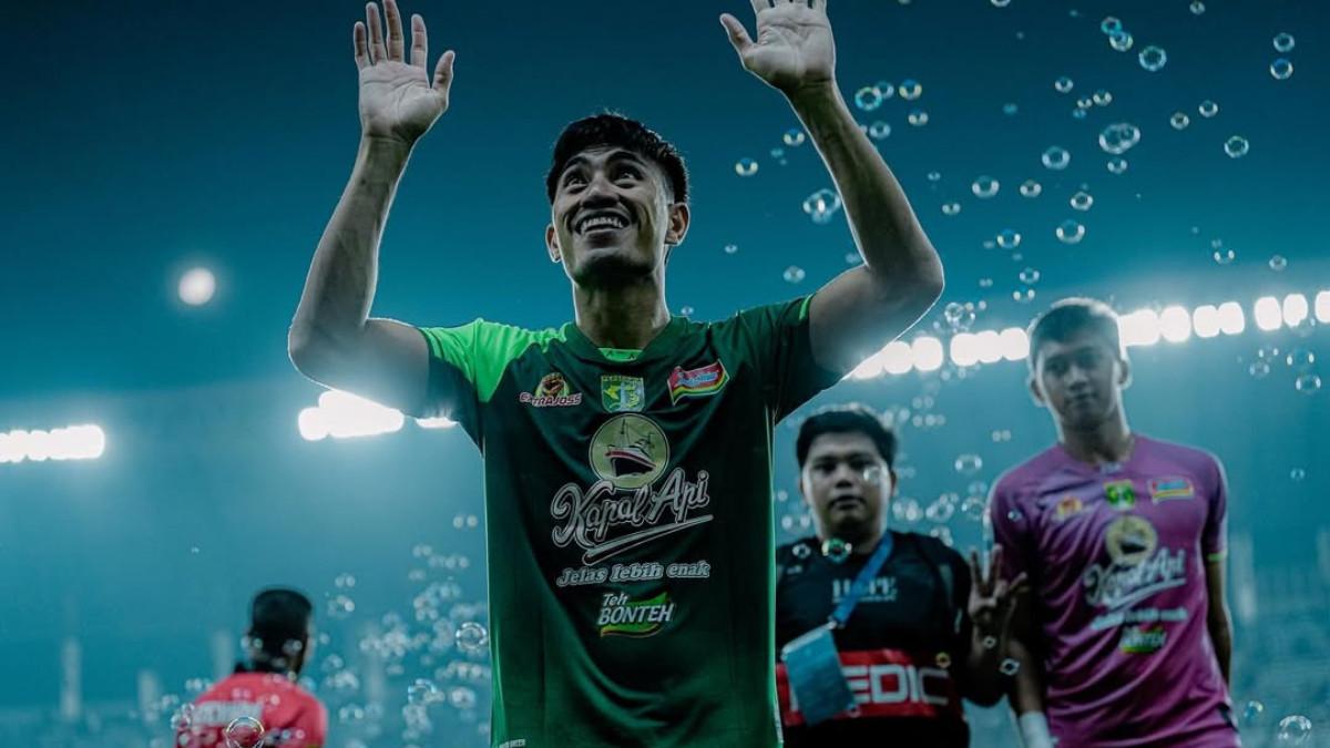 PROFIL PEMAIN - Sosok Riswan Lauhin saat masih bermain dengan klub lamanya Persebaya Surabaya. Riswan Lauhin Pulang Kampung, Pilar Baru Malut United di Liga 1 2025. Rabu (23/7/2025).