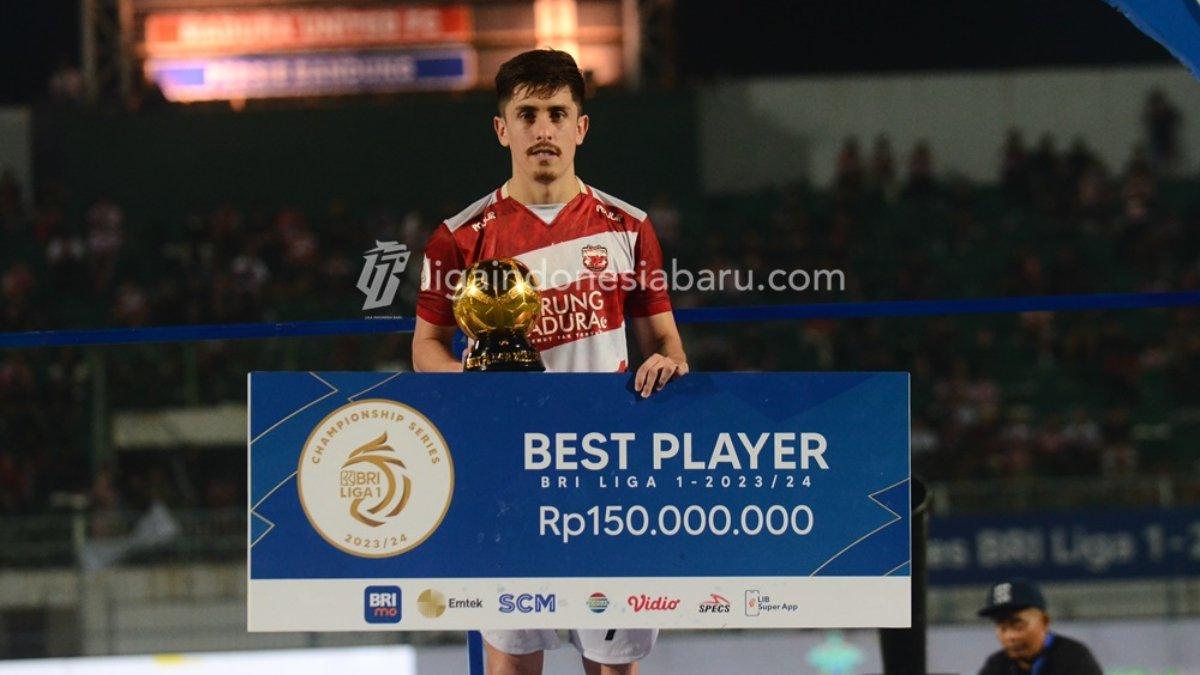 POTRET - Pemain terbaik Liga 1 2023, yakni gelandang Madura United asal Meksiko, Francisco Rivera. Francisco Rivera mampu mengalahkan winger Persib Bandung dalam perebutan gelar pemain terbaik Liga 1 2023 meski diwarnai kontroversi.