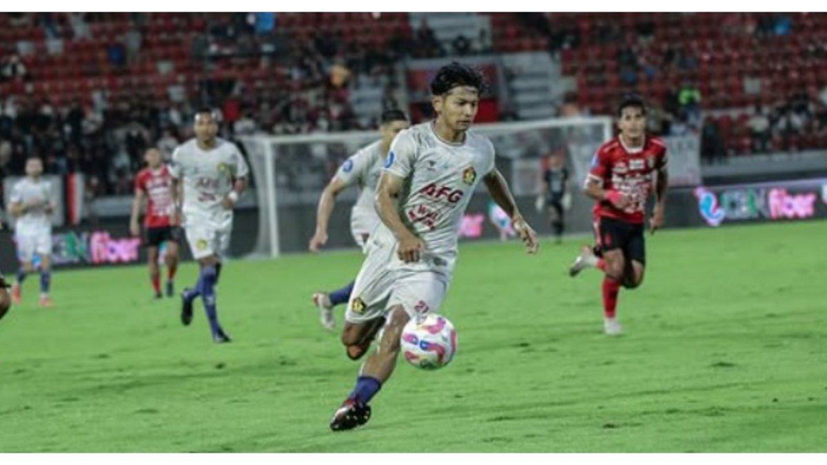 PROFIL PEMAIN - Aksi Riyatno saat bersama Persik Kediri dalam laga melawan Bali United.