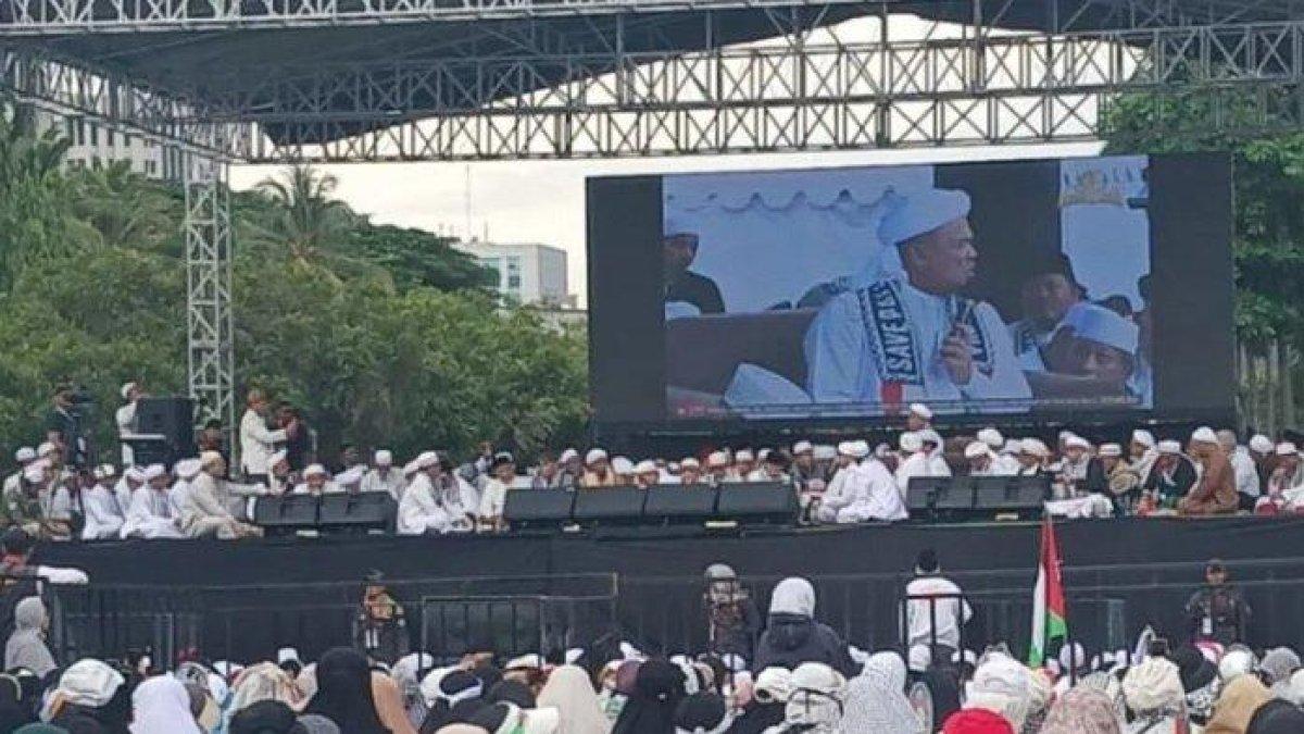 Rizieq Shihab Beri Pesan ke Ribuan Massa Reuni Akbar PA 212 di Monas.