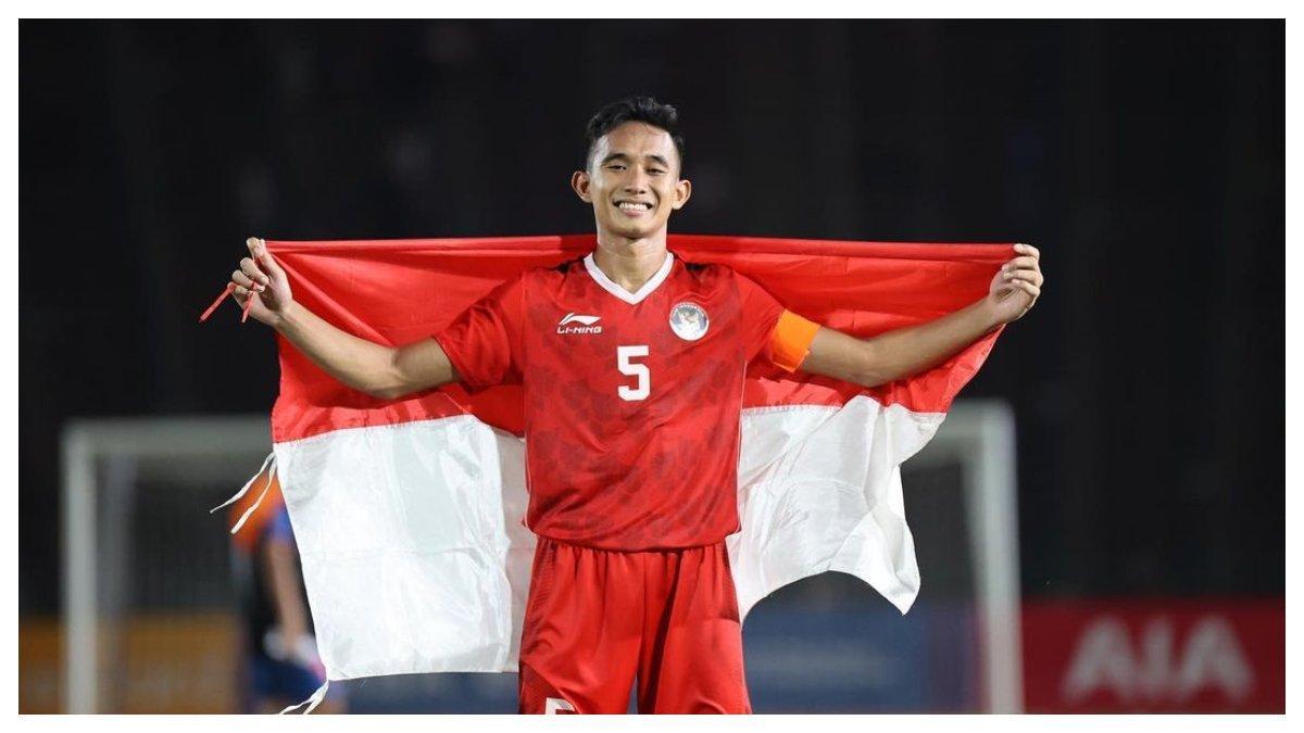 Foto Rizky Ridho yang berselebarasi atas kemenagan Timnas Indonesia di SEA Games 2023.