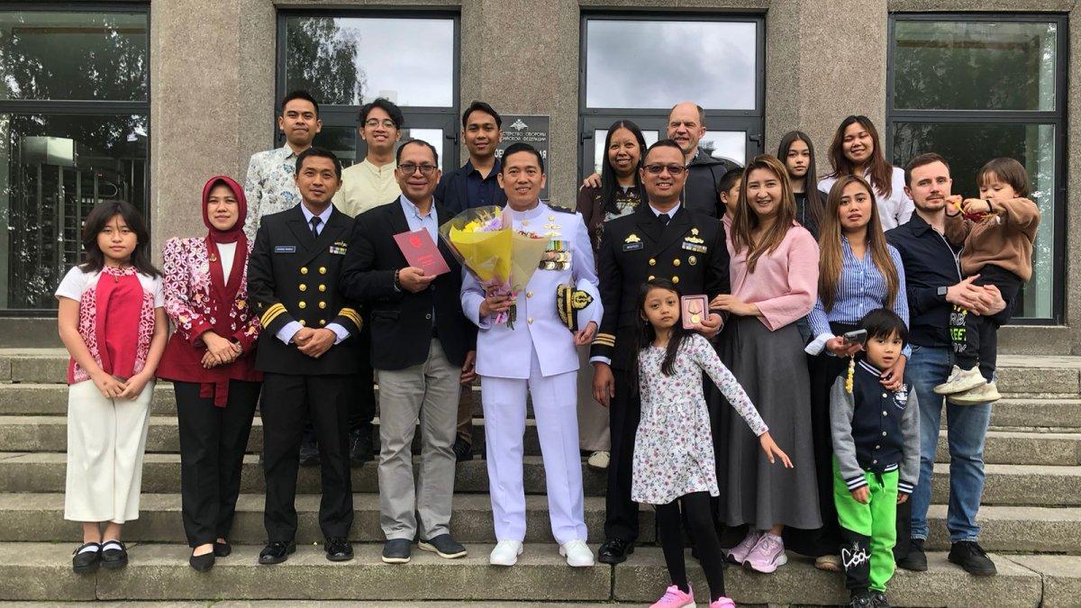 Rm Baltasar Lukem SVD, misionaris Indonesia yang berkarya di St. Petersburg, Rusia berfoto bersama dengan Mayor Laut (P) Firman Cahyadi CTMP SBEI Shub Intel, setelah inaugurasi kelulusan.