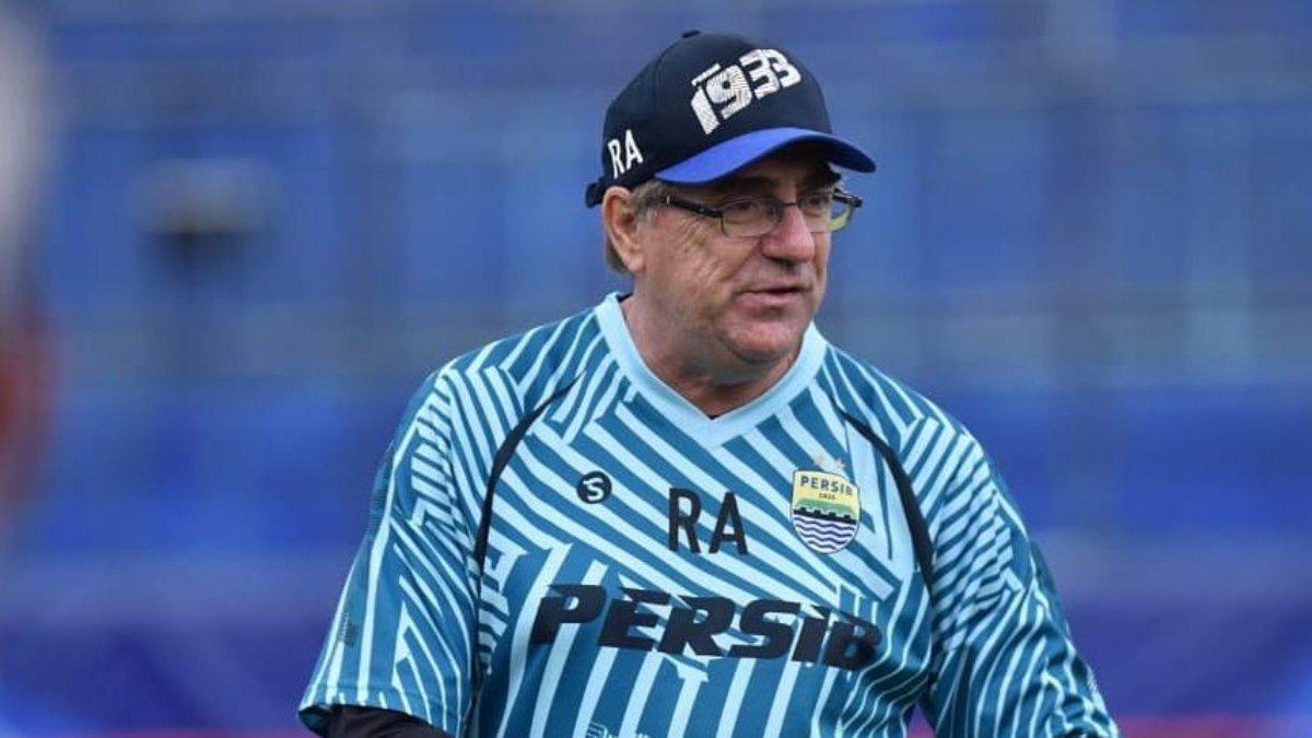 Potret Robert Alberts ketika menjadi pelatih Persib Bandung. Inilah profil Robert Alberts, mantan pelatih Persib Bandung yang miliki segudang pengalaman ciamik, kans jadi opsi menarik PSS Sleman.