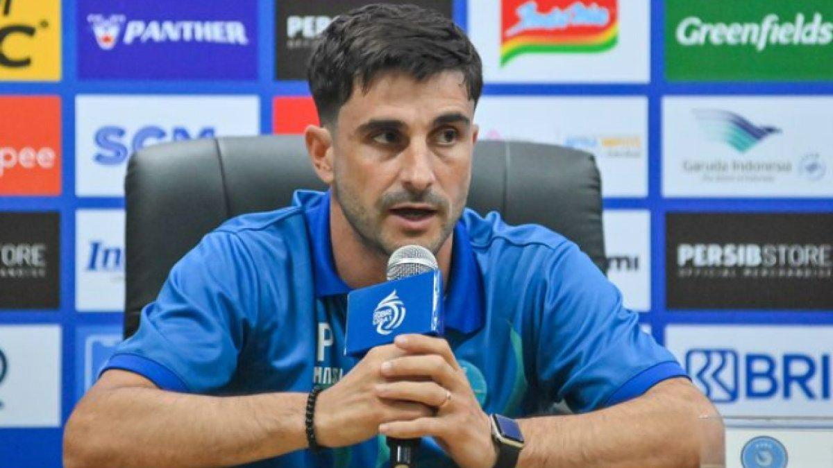 Penerjemah juru taktik PSBS Juan Esnaider, Roberto Pugliara pada konferensi pers pertandingan Persib Bandung vs PSBS Biak dalam laga perdana Liga 1 2024/2025 di Stadopm Si Jalak Harupat, Bandung, Jumat (9/8/2024).