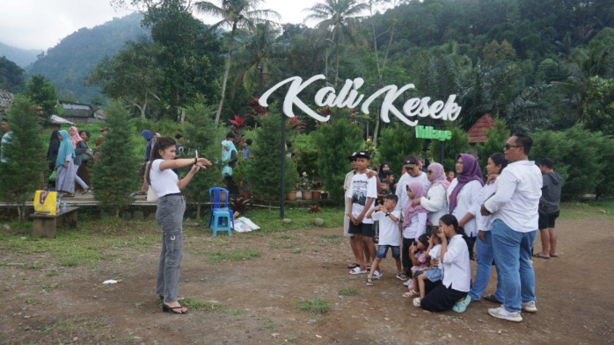 Rombongan keluarga berfoto di depan Arenan Kalikesek, pada Selasa (2/4/2025).
