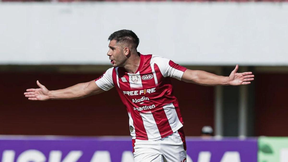 Potret David Gonzalez Gomez (Roni) ketika membela Persis Solo di lapangan.