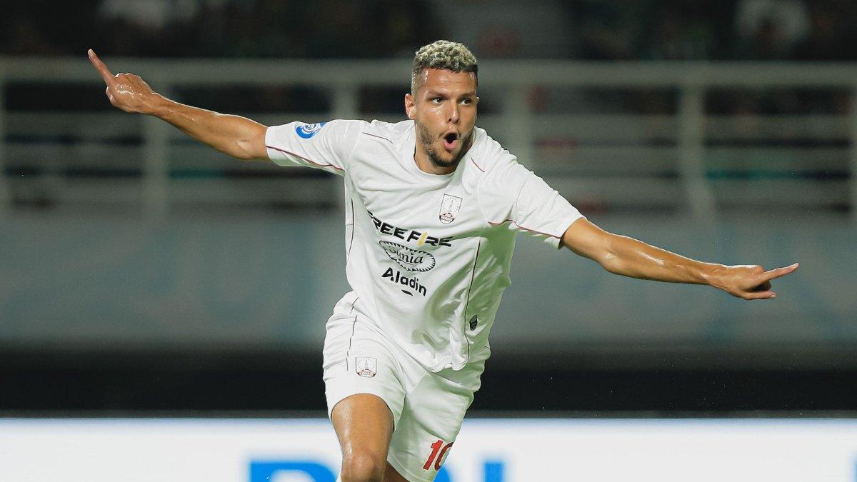 Striker Persis Solo, Karim Rossi berselebrasi setelah menjebol gawang Persebaya Surabaya dalam lanjutan pekan kelima Liga 1 2024/2025 di Stadion Gelora Bung Tomo, Surabaya pada Rabu (18/9/2024).