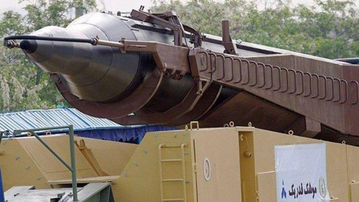 Rudal balistik Qadr saat parade militer tahun lalu.