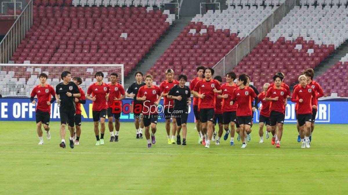 Para pemain Jepang menggelar latihan resmi di Stadion Utama Gelora Bung Karno, Jakarta sebelum menghadapi Timnas Indonesia. Gelandang Timnas Jepang, Takumi Minamino, mengkritik kondisi rumput Stadion Utama Gelora Bung Karno (SUGBK), Senayan, Jakarta, yang tidak rata jelang melawan Timnas Indonesia