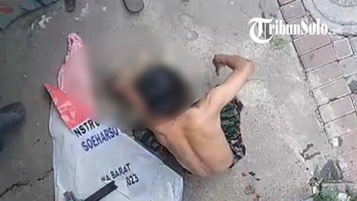 Tangkapan video S menganiaya sejumlah kucing di Kelurahan Mojo, Kecamatan Pasar Kliwon, Kota Solo pada Jumat (5/1/2024).