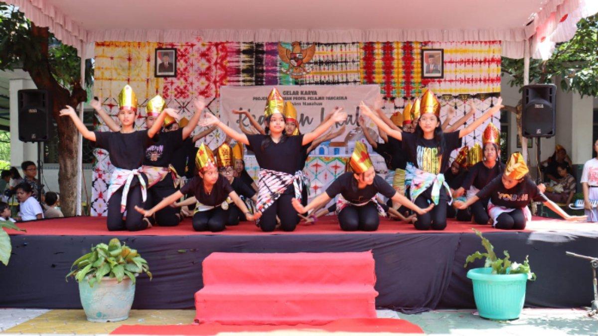 SD Kristen Manahan Surakarta menggelar kegiatan gelar karya Projek Penguatan Profil Pelajar Pancasila (P5) mengusung tema “Kearifan Lokal” pada Rabu, 13 Desember 2023.