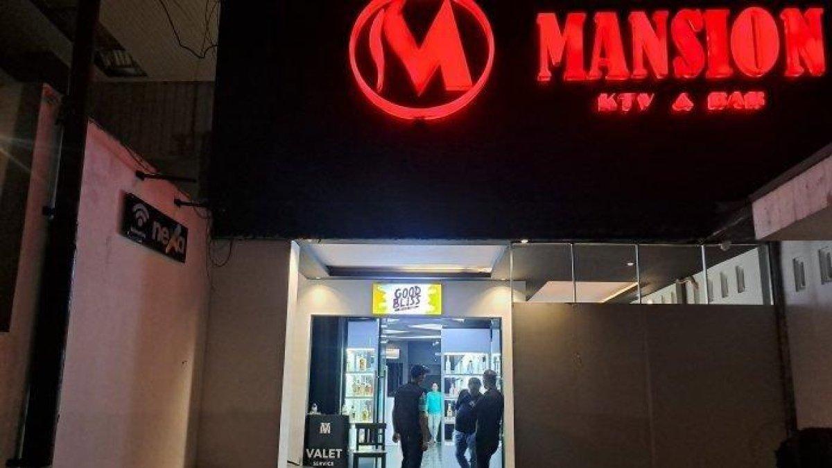 SEGEL TEMPAT HIBURAN - Polda Jateng menyegel Mansion Executive Karaoke di Jalan Kyai Saleh, Kelurahan Mugassari, Semarang Selatan, Kota Semarang, Kamis (27/2/2025) malam. Tempat hiburan tersebut disegel karena diduga menyajikan tari telanjang dan prostitusi. Seorang 